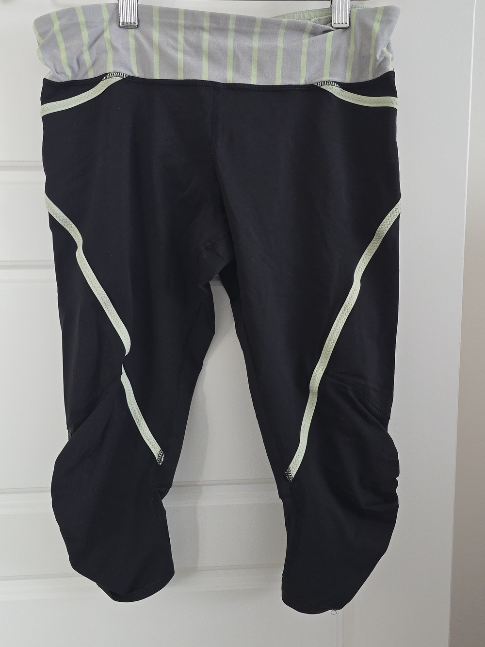 Lululemon Run Pace Crop Pants Size 6 Capris Black Green Running Gym Athletic